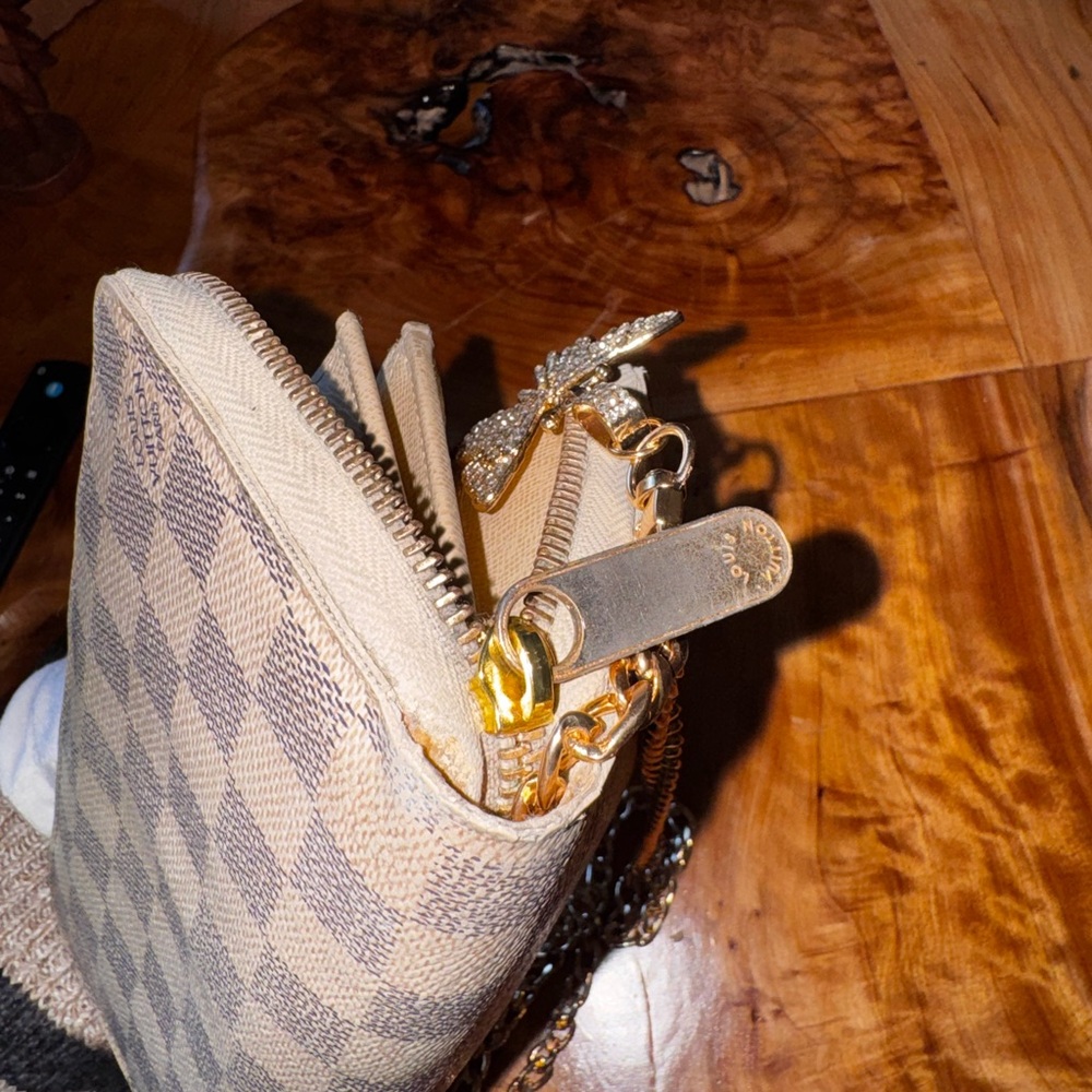 Louis Vuitton
2009 Damier Azur Pattern Zippy Organizer Wallet & unbranded chain - Picture 14 of 16